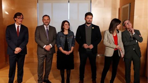 Las delegaciones de PSOE y ERC posan antes de su reuni&oacute;n en el Congreso