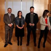 Las delegaciones de PSOE y ERC posan antes de su reunión en el Congreso