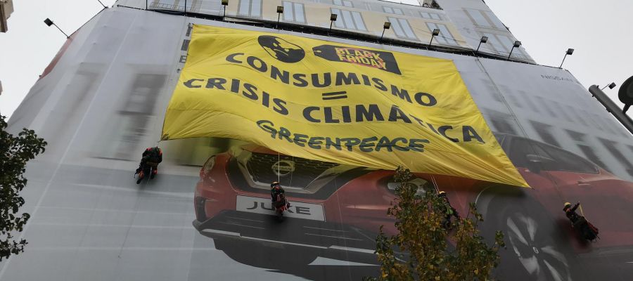 Pancarta de Greenpeace contra el Black Friday Pancarta de Greenpeace contra el Black Friday