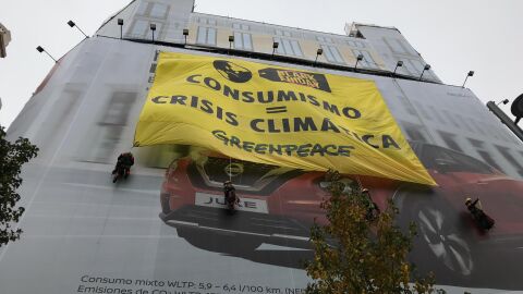 Pancarta de Greenpeace contra el Black Friday
