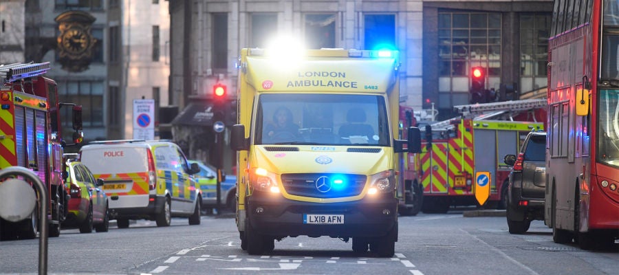 Servicios médicos en el lugar del incidente en el puente del Londres Servicios médicos en el lugar del incidente en el puente del Londres