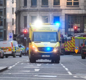 Servicios médicos en el lugar del incidente en el puente del Londres Servicios médicos en el lugar del incidente en el puente del Londres