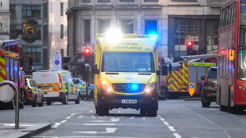 Servicios médicos en el lugar del incidente en el puente del Londres Servicios médicos en el lugar del incidente en el puente del Londres