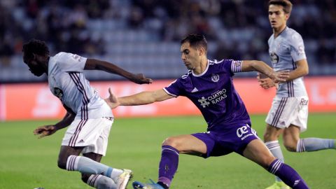 El delantero dan&eacute;s-sursudan&eacute;s del Celta Pione Sixto (i) intenta escaparse de Javier Moyano (d), defensa del Valladolid, durante el partido de la jornada 15 de LaLiga Santander.