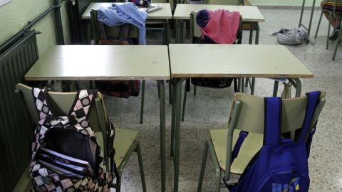 Mesas de un instituto de Madrid