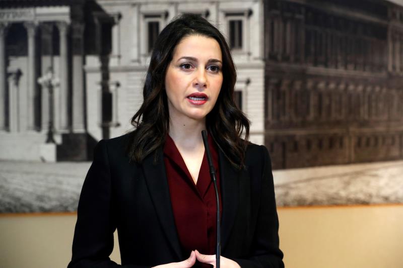 Arrimadas califica de "mesa de la vergüenza" la reunión ERC y PSOE y ofrece un pacto a tres Arrimadas califica de "mesa de la vergüenza" la reunión ERC y PSOE y ofrece un pacto a tres