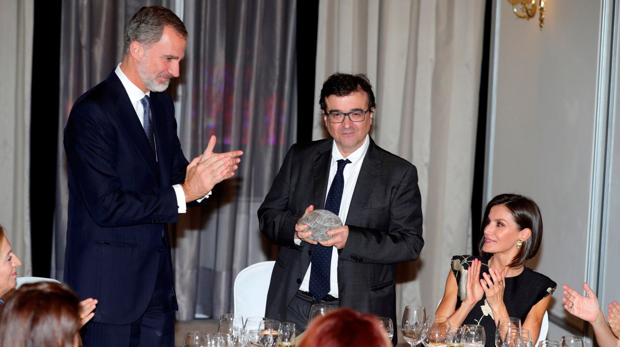 El agradecimiento especial de Felipe VI a Javier Cercas en la entrega de los premios Cerecedo El agradecimiento especial de Felipe VI a Javier Cercas en la entrega de los premios Cerecedo
