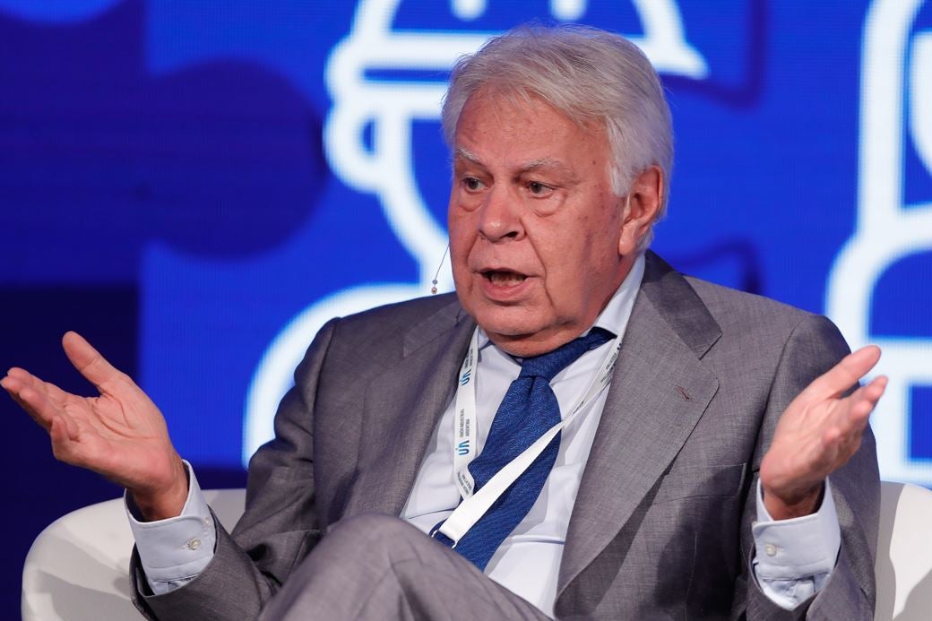 Felipe González: "Algunos hacen discursos cargados de ideología; y esos son los que criticaban los Pactos de la Moncloa" Felipe González: "Algunos hacen discursos cargados de ideología; y esos son los que criticaban los Pactos de la Moncloa"