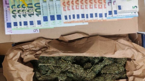 Dinero y cannabis incautado por la Guardia Civil en una operaci&oacute;n contra el narcotr&aacute;fico en Mallorca.