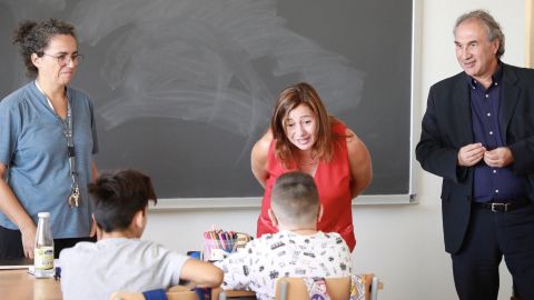La Presidenta del Govern, Francina Armengol, junto al Conseller de educaci&oacute;n, Mart&iacute; March, en la visita a un centro educativo.