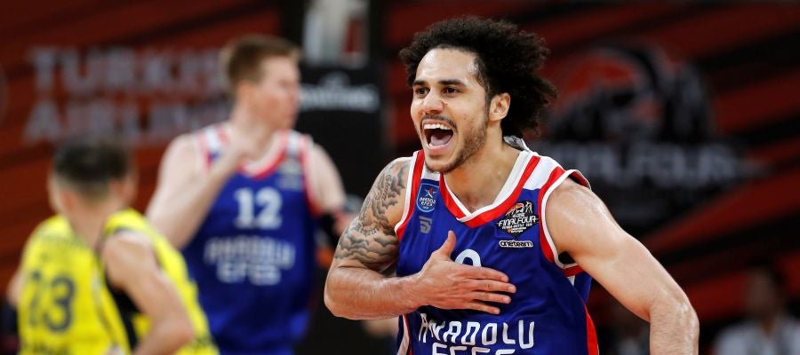 Shane Larkin celebra una canasta con Anadolu Efes. Shane Larkin celebra una canasta con Anadolu Efes.