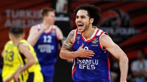 Shane Larkin celebra una canasta con Anadolu Efes.