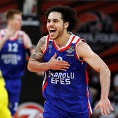 Shane Larkin celebra una canasta con Anadolu Efes. Shane Larkin celebra una canasta con Anadolu Efes.