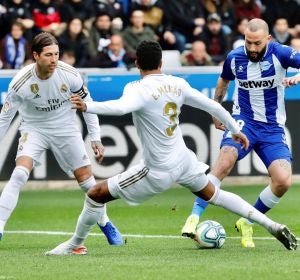 Jugadores del Alavés y el Real Madrid disputan un balón Jugadores del Alavés y el Real Madrid disputan un balón