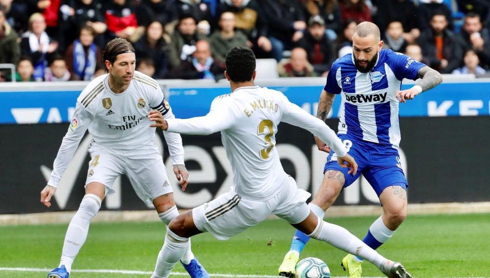 Jugadores del Alavés y el Real Madrid disputan un balón