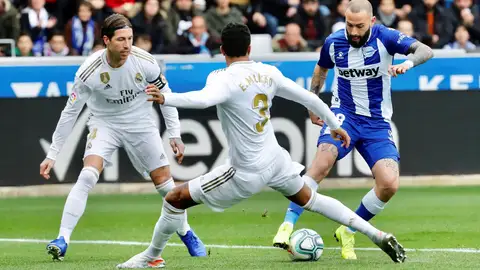 Jugadores del Alavés y el Real Madrid disputan un balón Jugadores del Alavés y el Real Madrid disputan un balón