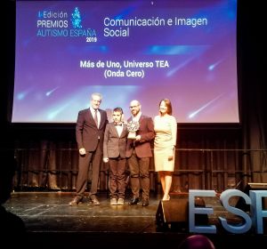 Más de uno recibiendo el Premio Autismo España 2019 Más de uno recibiendo el Premio Autismo España 2019