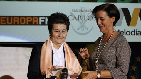 M&ordf; &Aacute;ngeles S&aacute;nchez con el premio entregado por Carmen Recio, gerente de directores de Onda Cero.