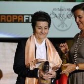Mª Ángeles Sánchez con el premio entregado por Carmen Recio, gerente de directores de Onda Cero.