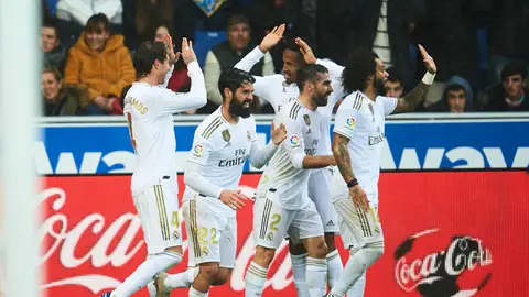 Los jugadores del Real Madrid celebran un gol Los jugadores del Real Madrid celebran un gol