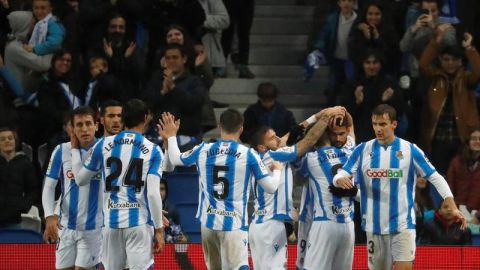 Los jugadores de la Real Sociedad celebran un gol