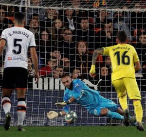 Cillessen detiene un penalti a Gerard Moreno Cillessen detiene un penalti a Gerard Moreno