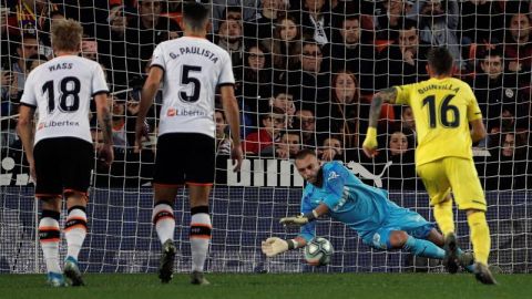 Cillessen detiene un penalti a Gerard Moreno