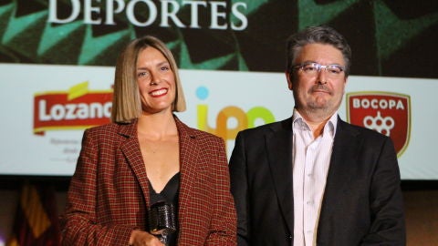 La premiada Tamara G&oacute;mez y Antonio Dom&iacute;nguez, director de Onda Cero Elche.