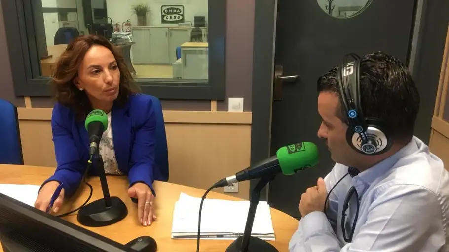 Olivia Delgado, senadora del PSOE por Tenerife en los estudios de Onda Cero Tenerife con Osca Martín Olivia Delgado, senadora del PSOE por Tenerife en los estudios de Onda Cero Tenerife con Osca Martín