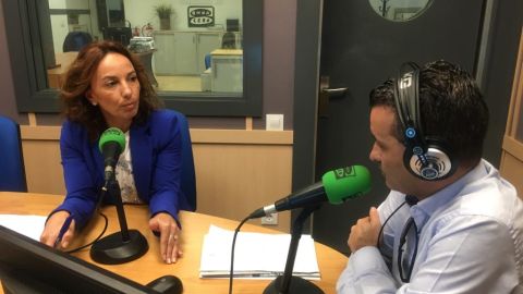Olivia Delgado, senadora del PSOE por Tenerife en los estudios de Onda Cero Tenerife con Osca Mart&iacute;n