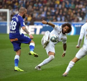 Aleix Vidal disputa un balón con Marcelo Aleix Vidal disputa un balón con Marcelo