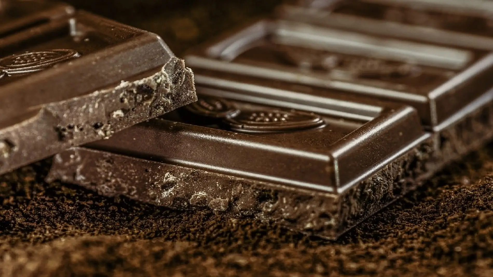 Imagen de archivo de una tableta de chocolate puro. 