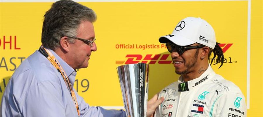 Hamilton recibe el trofeo como ganador del GP de Abu Dhabi Hamilton recibe el trofeo como ganador del GP de Abu Dhabi