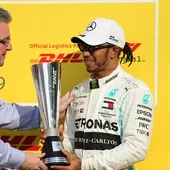 Hamilton recibe el trofeo como ganador del GP de Abu Dhabi Hamilton recibe el trofeo como ganador del GP de Abu Dhabi