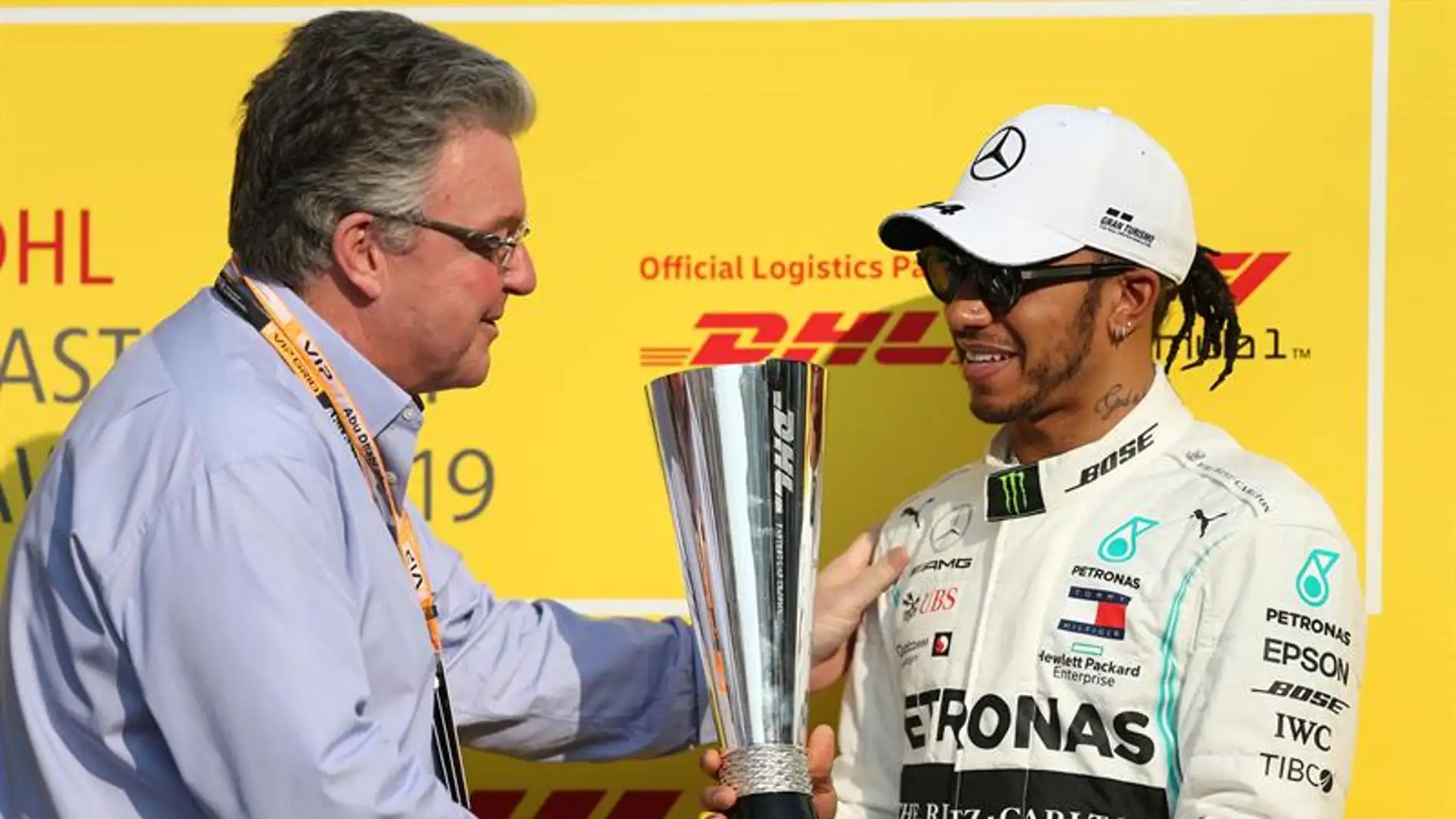 Hamilton recibe el trofeo como ganador del GP de Abu Dhabi