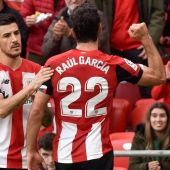 Raúl García y Turi celebran sus goles ante el Granada