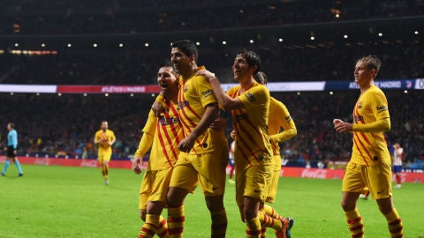 Los jugadores del Bar&ccedil;a celebran el gol de Messi
