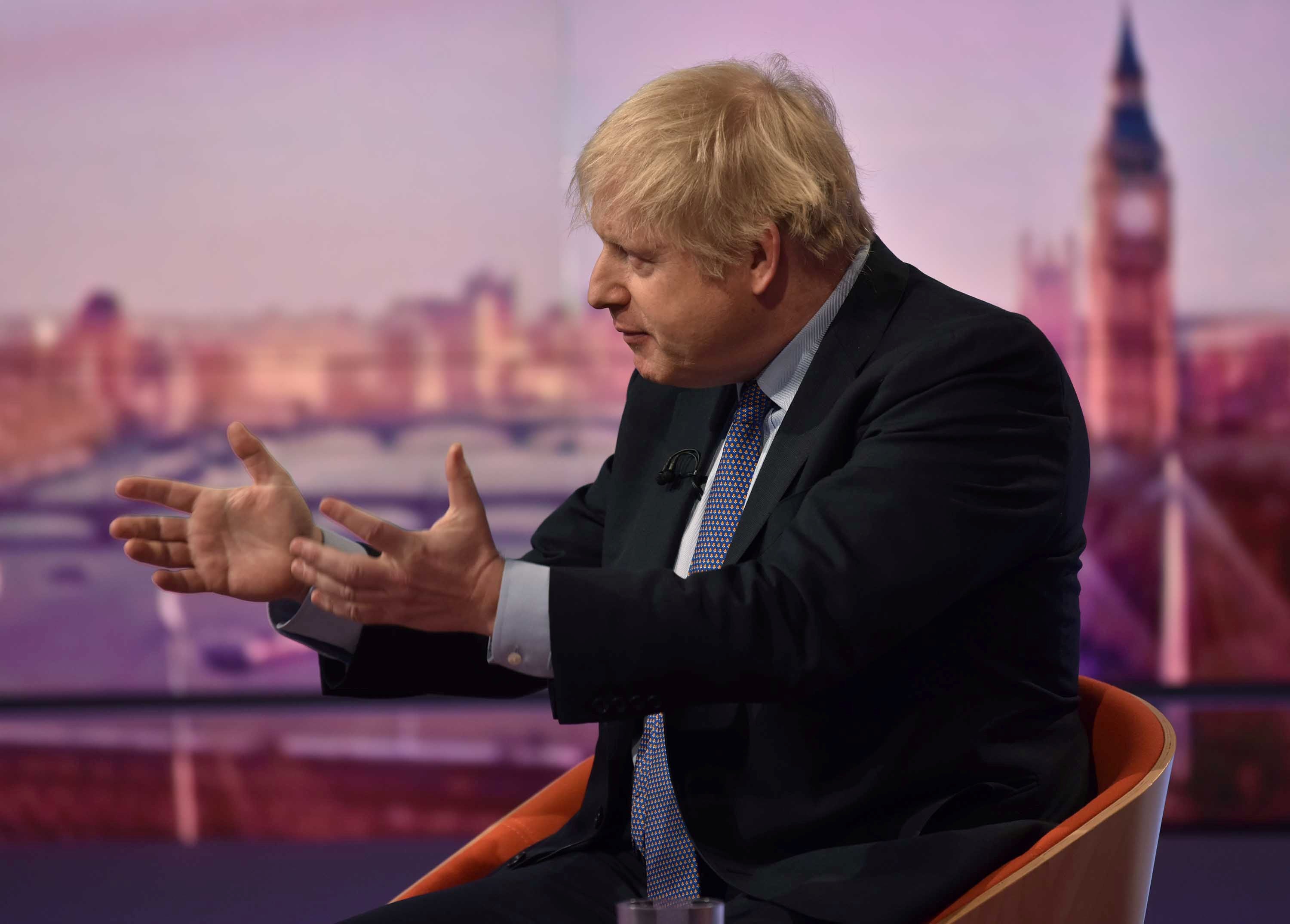 Boris Johnson hace suyo el lema de los Mosqueteros en la cumbre de la OTAN: "Uno para todos y todos para uno" Boris Johnson hace suyo el lema de los Mosqueteros en la cumbre de la OTAN: "Uno para todos y todos para uno"