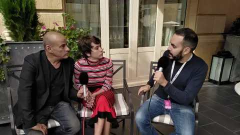 Eduard Fernández y Greta Fernández, durante su entrevista con Kinótico por 'La hija de un ladrón' Los actores, padre e hija, charlan con David Martos en el Festival de San Sebastián