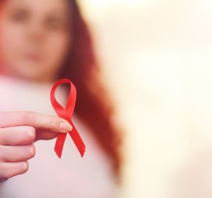 mujer con lazo rojo VIH mujer con lazo rojo VIH