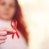 mujer con lazo rojo VIH