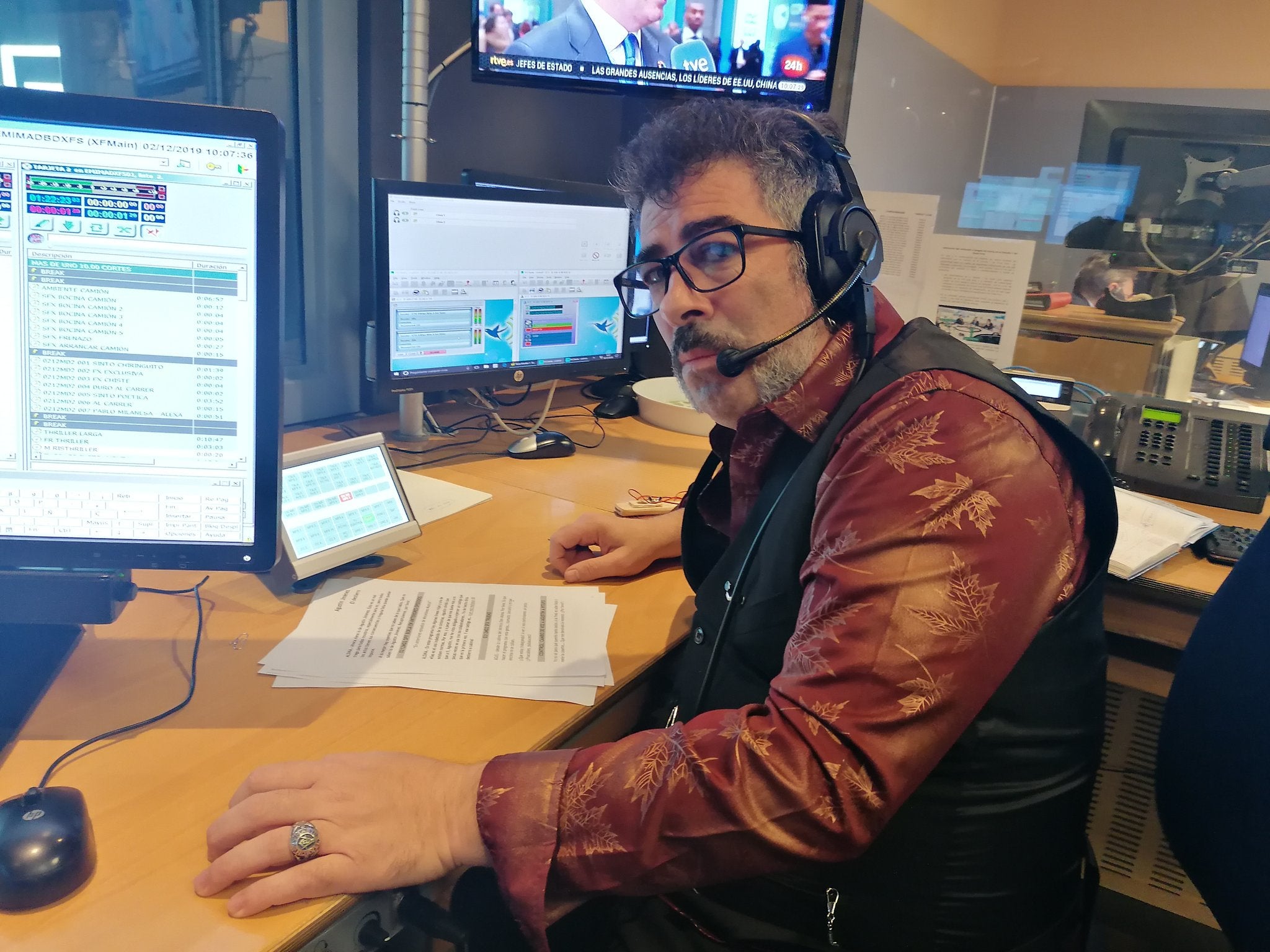 HUMOR | Agustín Jiménez, desterrado por Carlos Alsina fuera del estudio por robarle la sintonía de Más de uno HUMOR | Agustín Jiménez, desterrado por Carlos Alsina fuera del estudio por robarle la sintonía de Más de uno