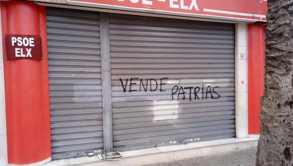 Pintadas en la sede del PSOE de Elche.