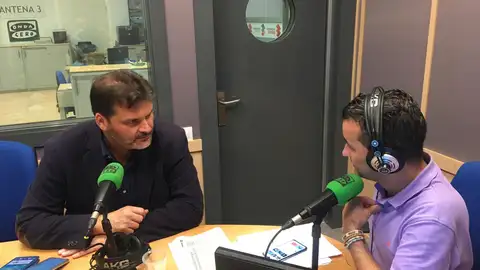 José Ángel Martín, Concejal de Servicios Públicos de Santa Cruz de Tenerife con Oscar Martín en Onda Cero Tenerife José Ángel Martín, Concejal de Servicios Públicos de Santa Cruz de Tenerife con Oscar Martín en Onda Cero Tenerife