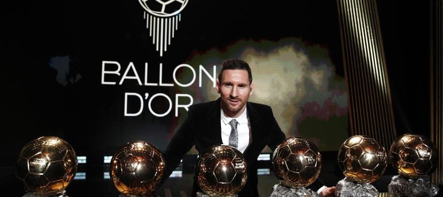 Leo Messi posa con sus seis Balones de Oro Leo Messi posa con sus seis Balones de Oro