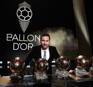 Leo Messi posa con sus seis Balones de Oro Leo Messi posa con sus seis Balones de Oro