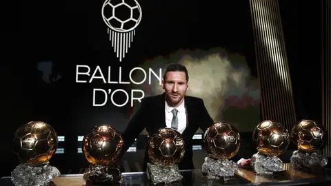 Leo Messi posa con sus seis Balones de Oro Leo Messi posa con sus seis Balones de Oro