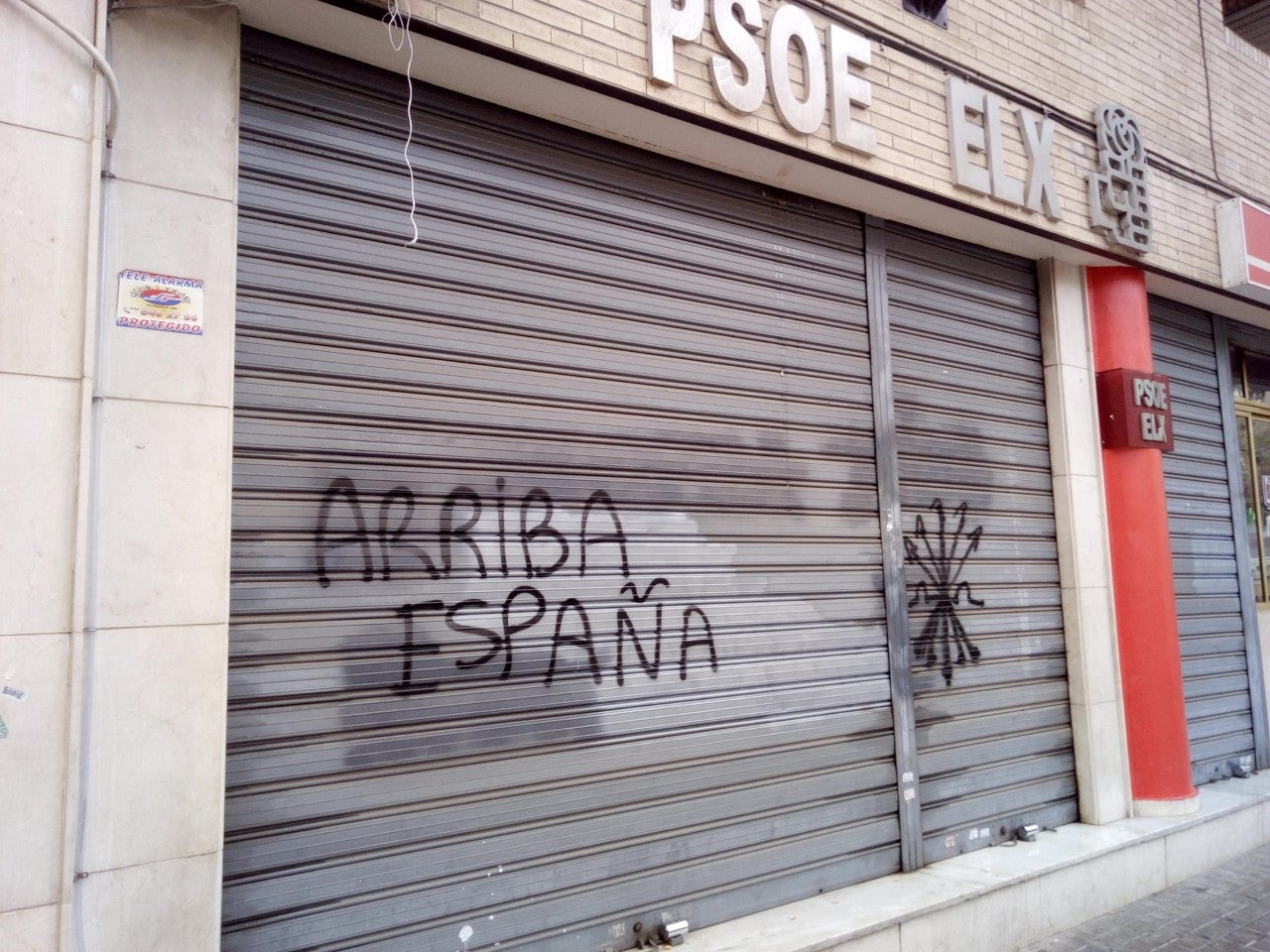 El PSOE de Elche denuncia dos ataques en tres días a su sede con pintadas El PSOE de Elche denuncia dos ataques en tres días a su sede con pintadas