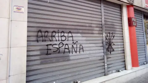 Pintadas en la sede del PSOE de Elche. Pintadas en la sede del PSOE de Elche.
