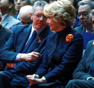Esperanza Aguirre y Alberto Ruiz Gallardón en el acto de homenaje de la Constitución Esperanza Aguirre y Alberto Ruiz Gallardón en el acto de homenaje de la Constitución